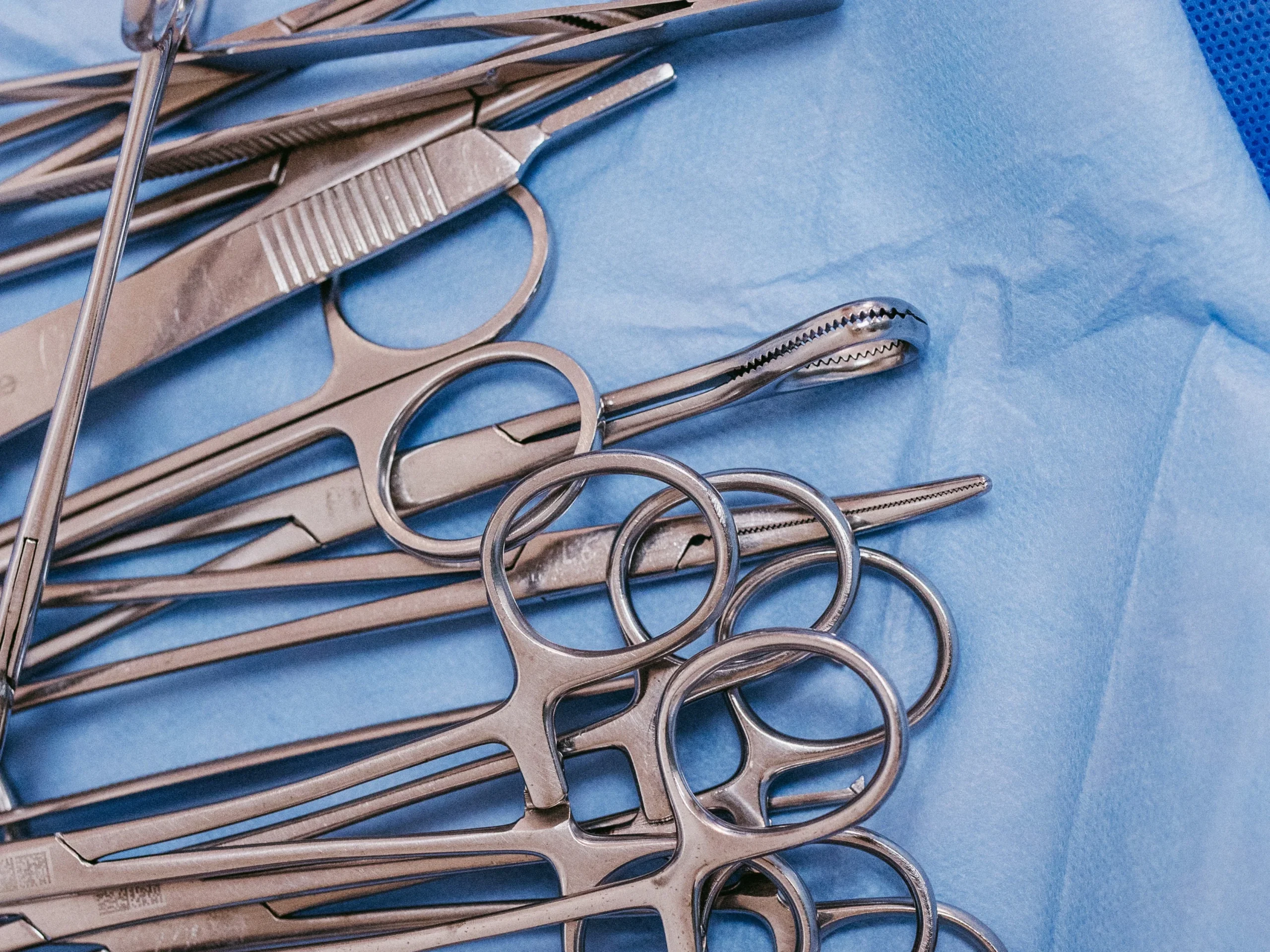 Vilsa Sağlık'ın genel cerrahi alanına ait temsili cerrahi el aletleri görselidir.